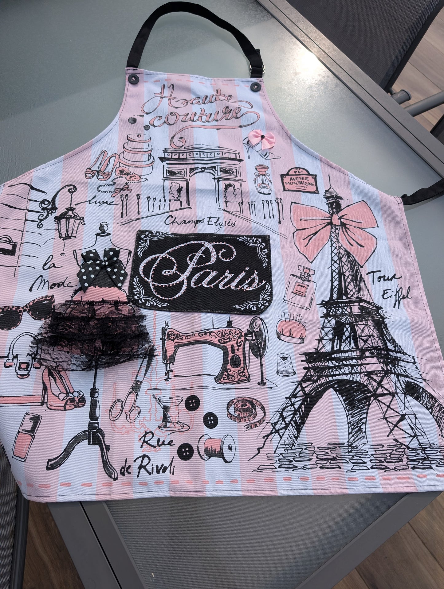 With this elegant Parisian Apron, for sure you'll master every French recipe with ease